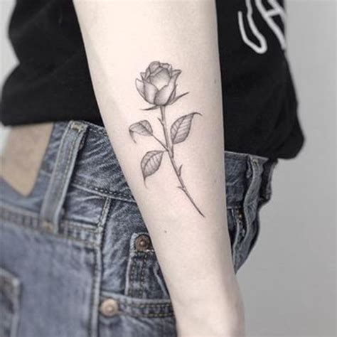 tatouage rose femme bras